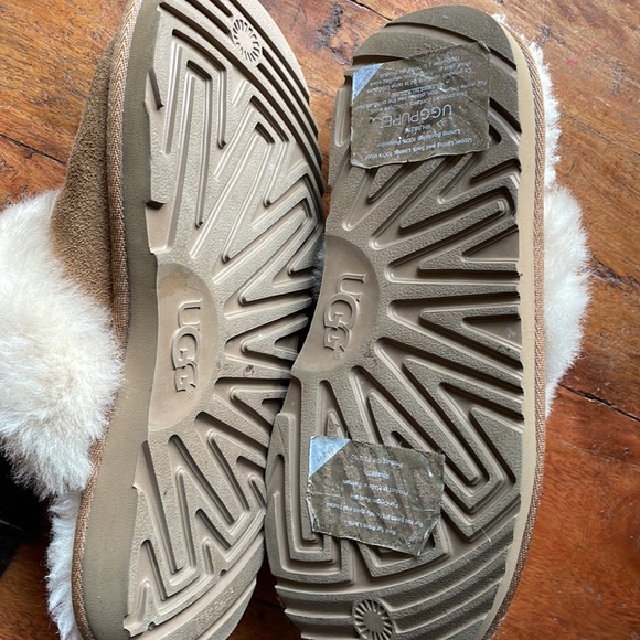 UGG slippers, great condition, my daughter wore these only a few times. Size 3 - Picture 6 of 7